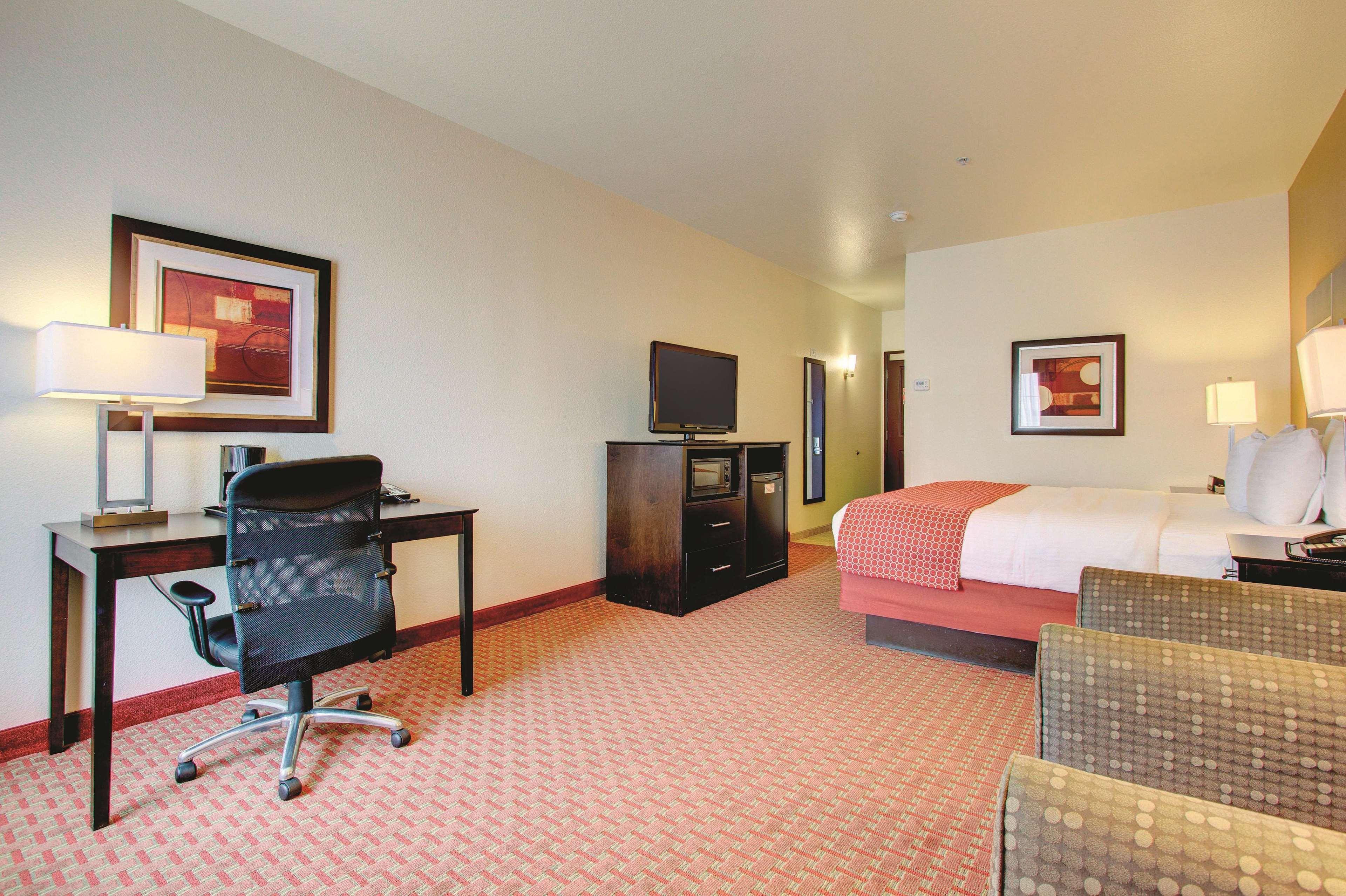 La Quinta By Wyndham Denver Gateway Park Exterior photo