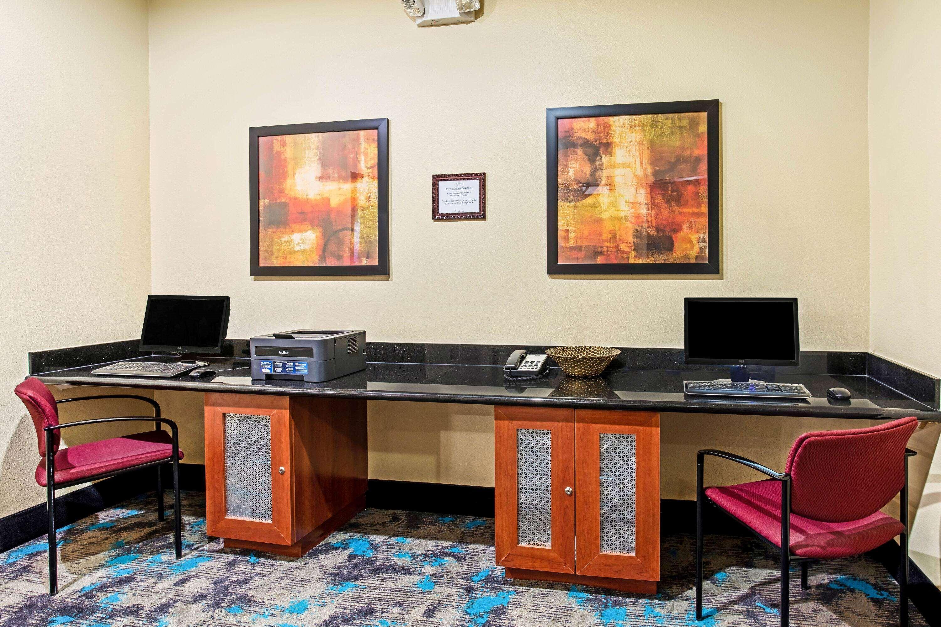 La Quinta By Wyndham Denver Gateway Park Exterior photo