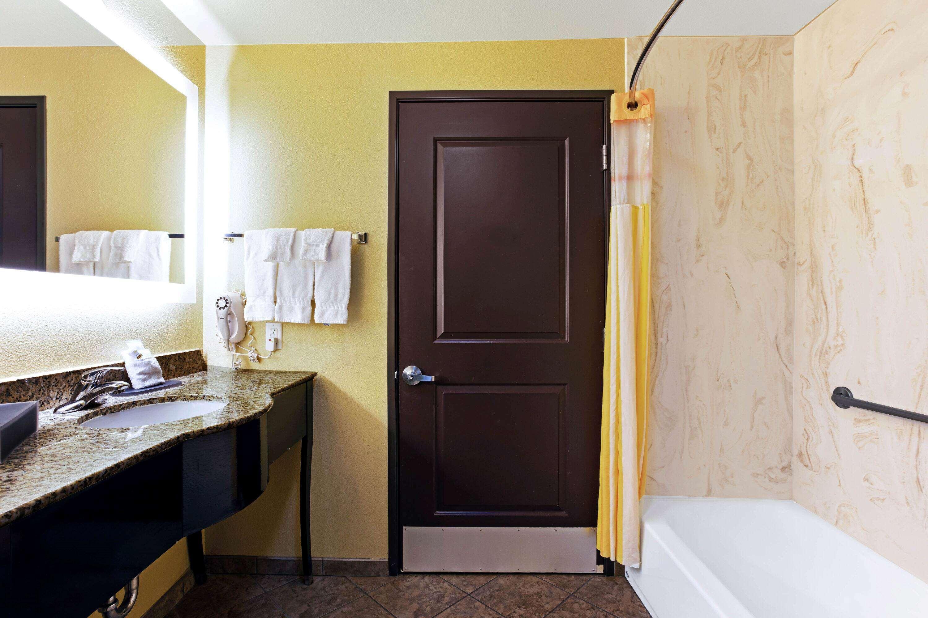 La Quinta By Wyndham Denver Gateway Park Exterior photo